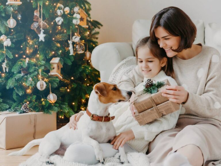 Mama z córką i pieskiem. Obrazek w artykule Rasy psów dla dzieci. Jakie psy są odpowiednie dla dzieci?