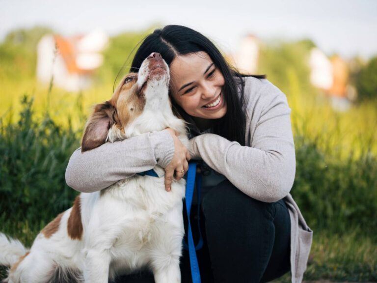 Pies z kobietą. Obrazek w artykule Dlaczego psu śmierdzi z pyska? Przyczyny brzydkiego zapachu z pyska psa
