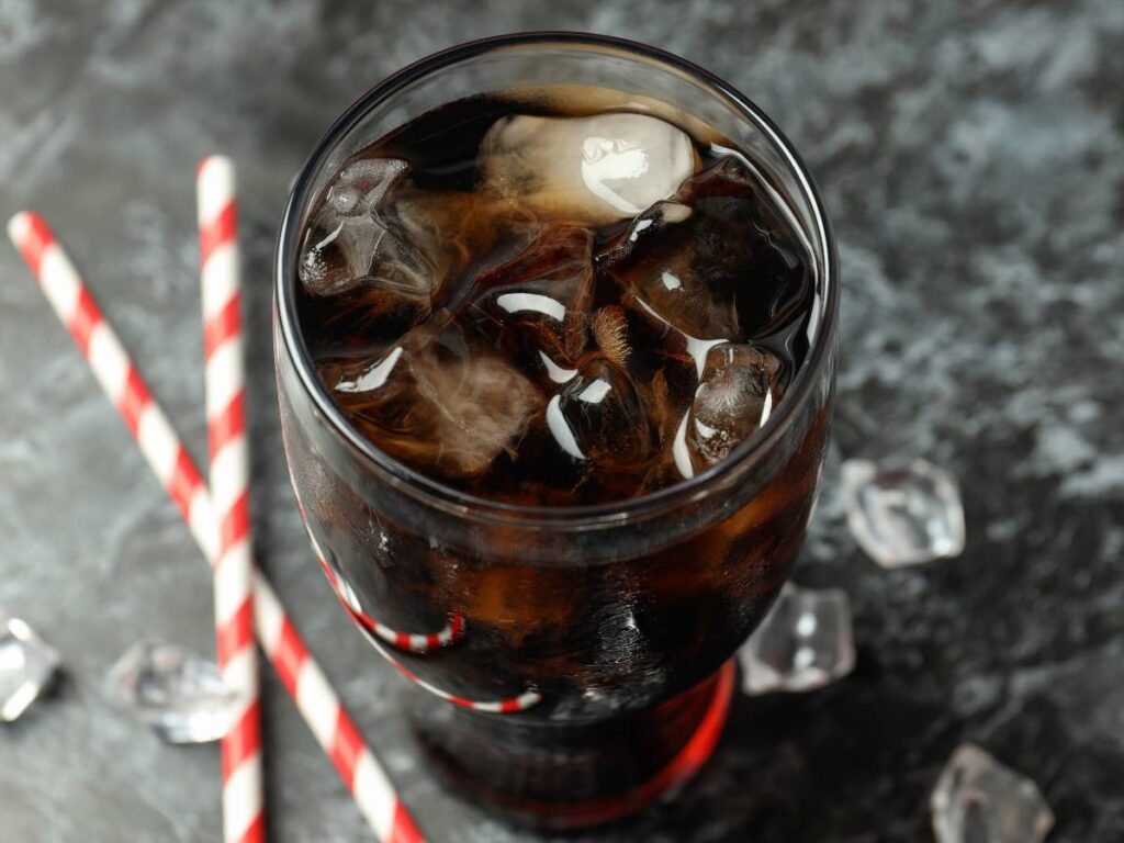 Czy pies może pić colę? 14 cola w szklance z kostkami lodu