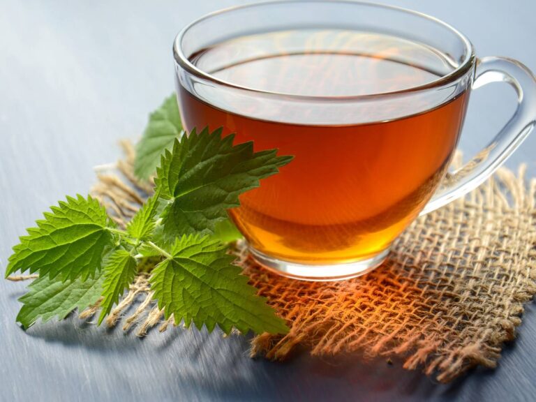 Szklana filiżanka z herbatą