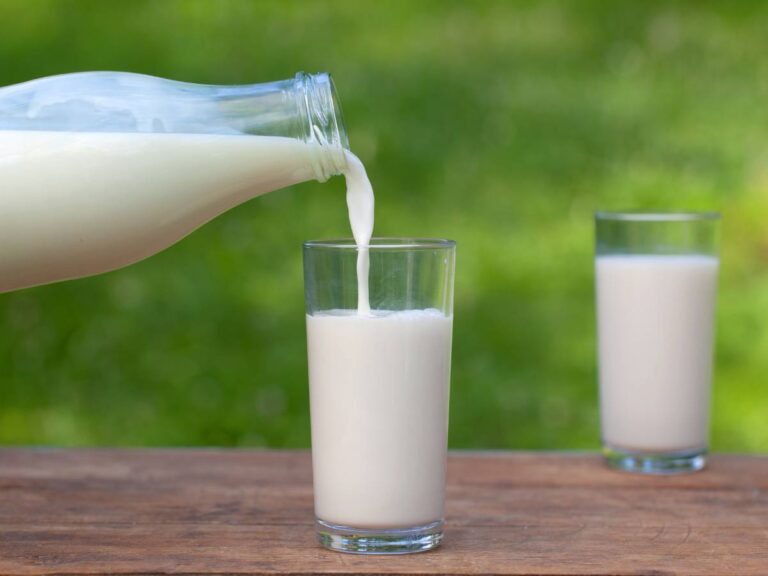 Mleko wlewane z butelki do szklanki
