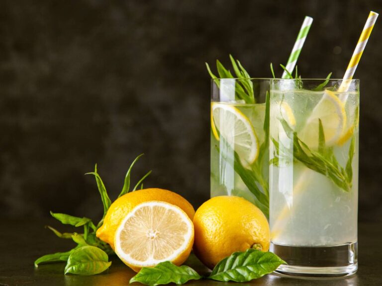 Szklanki z napojem i cytryny