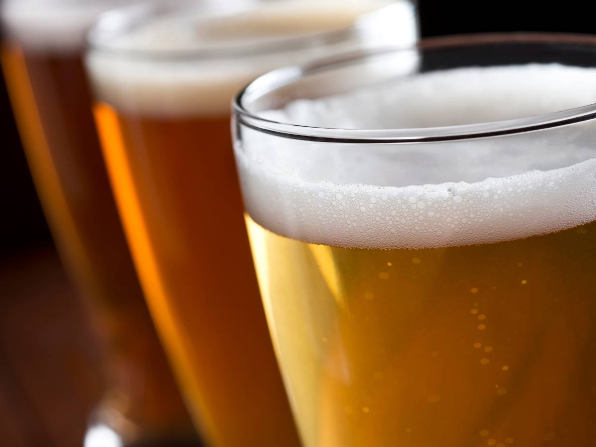 szklanki z piwem