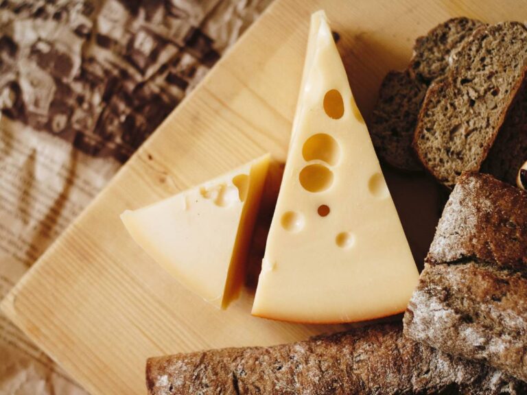 Kawałek sera na desce