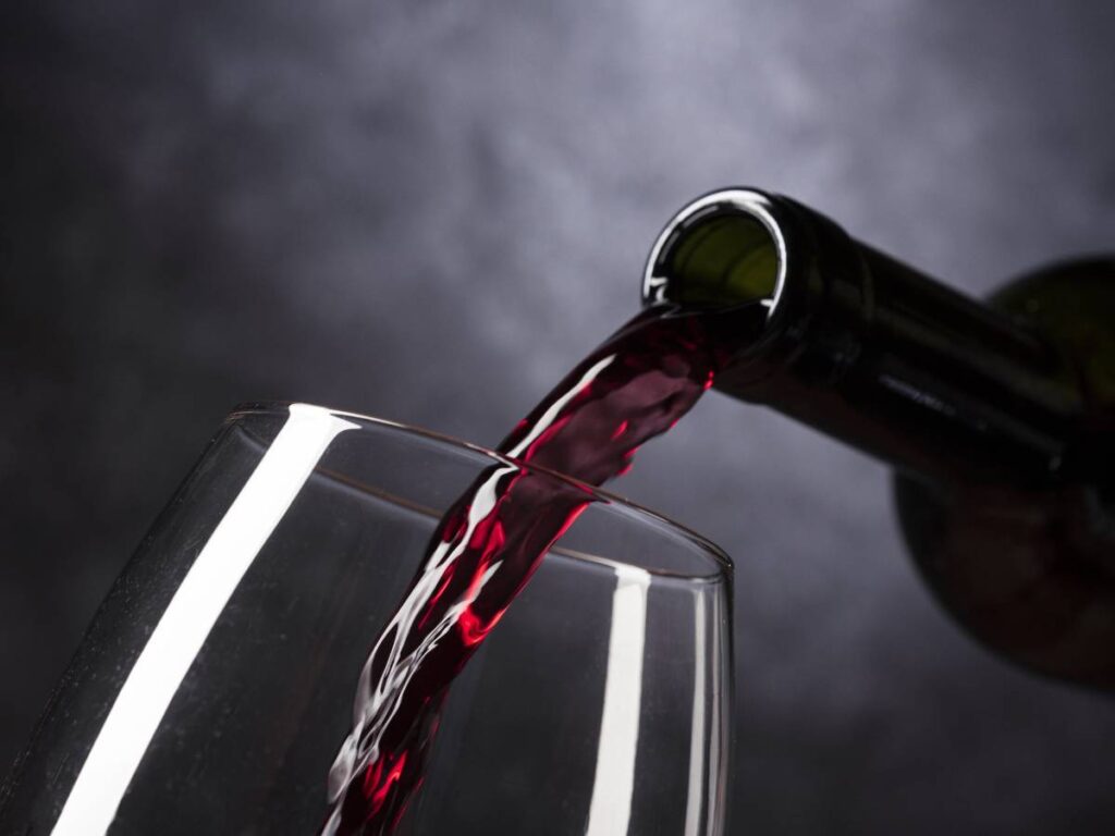 Czy pies może pić wino? 17 Kieliszek i butelka z winem